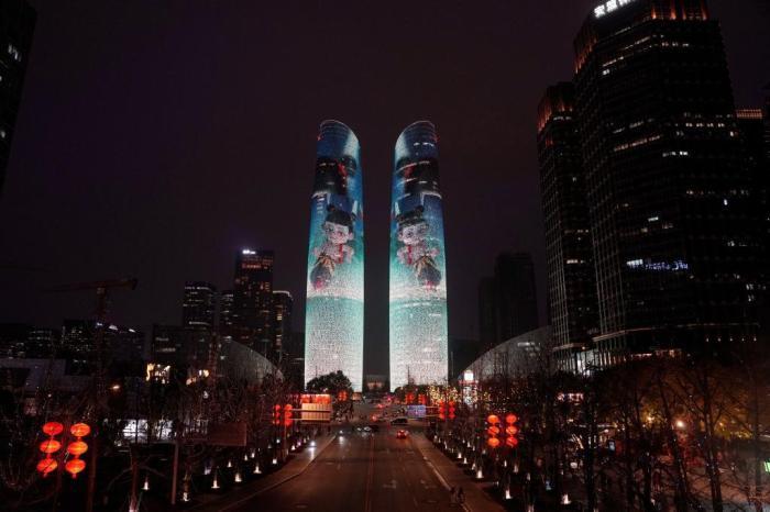 成都点亮地标 庆?！赌倪钢趾！纷芷狈客黄?00亿元