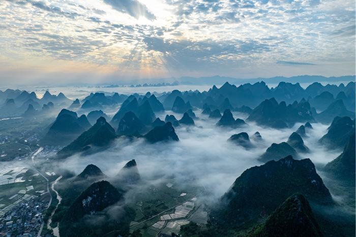 云雾缭绕绘丹青 雨后峰林描绘水墨仙境