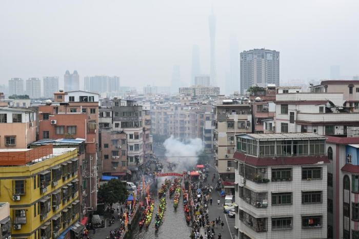 广州“龙船景”场面热闹