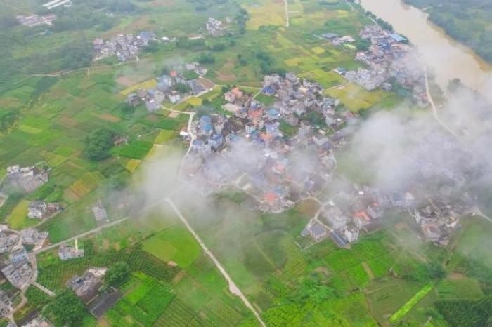 航拍广西蒙山云雾缭绕和美乡村