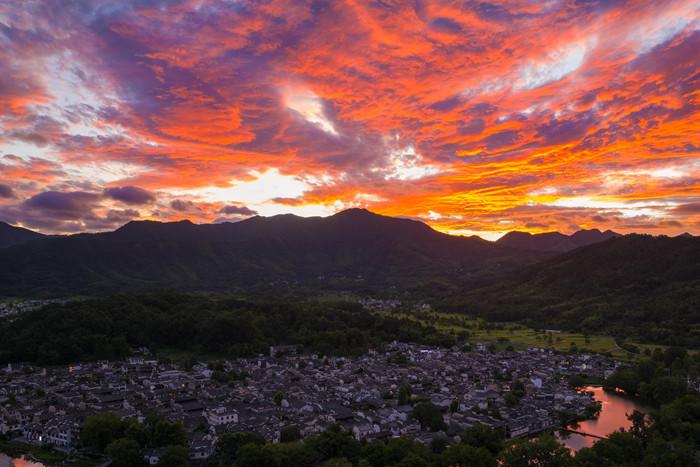 朝霞染宏村 盛夏徽韵入画来