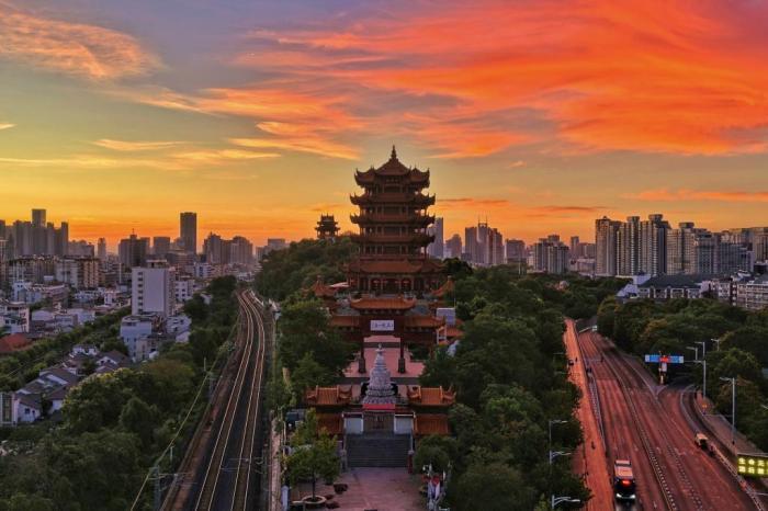 湖北武汉：朝霞泼洒 黄鹤楼美如油画