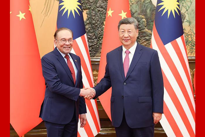 习近平会见马来西亚总理安瓦尔