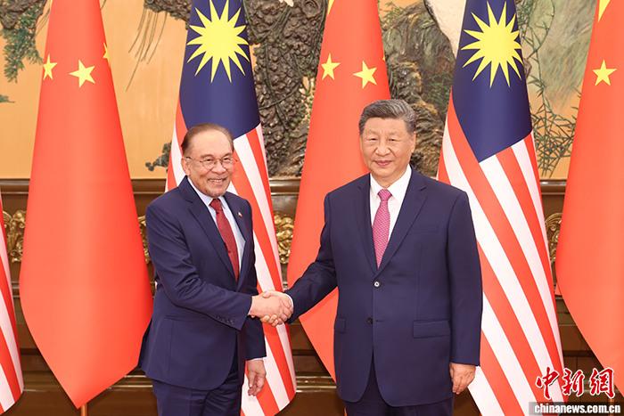 习近平会见马来西亚总理安瓦尔