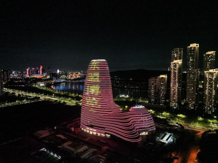 广西南宁高楼、地标“点灯”迎东博