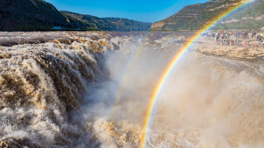黄河壶口瀑布秋日现绚丽彩虹