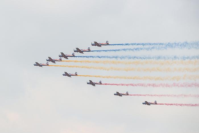 中外多支飞行表演队上演“空中大秀”