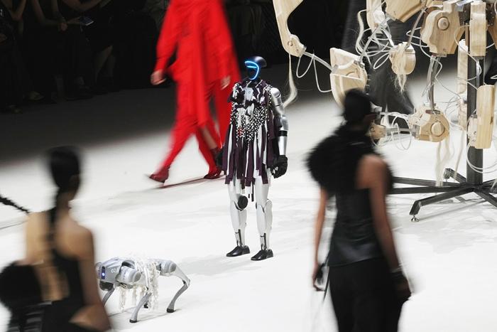 2025 | 人形机器人全面“出圈”：在秀、在跑、在思考