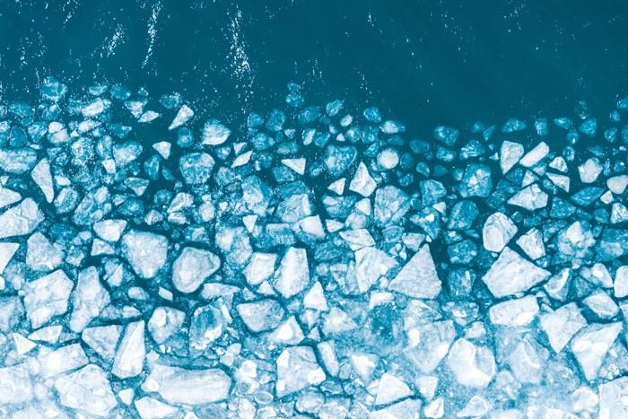 西藏山南：普莫雍措冰推似钻镶嵌蓝湖