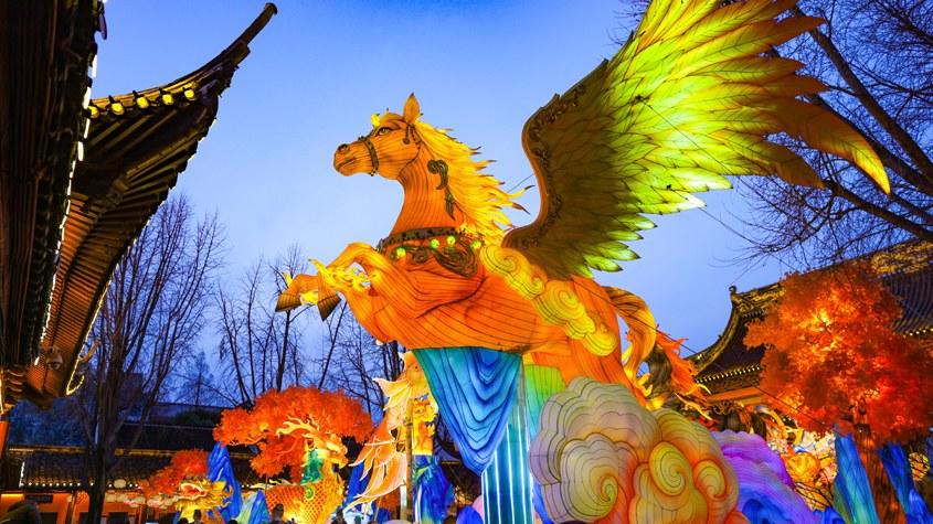 南京：光影交织 年味十足