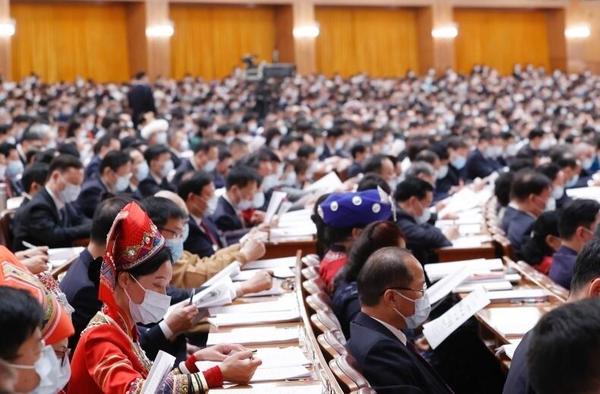 最高法报告谈司法判决：决不向耍横霸道者让步，决不迁就纵容恶习陋俗