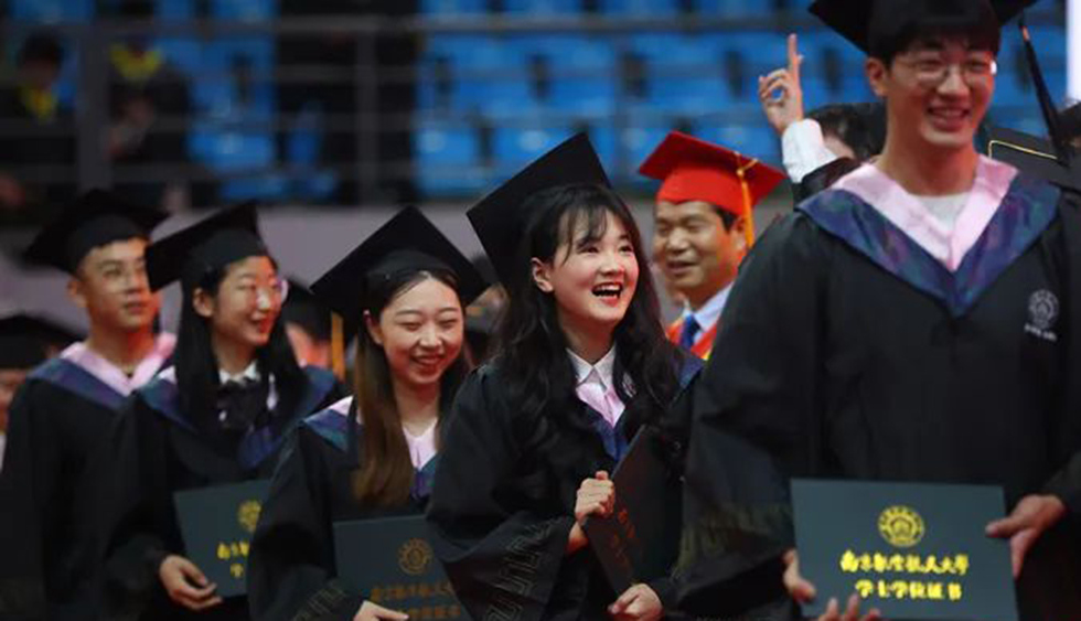 不想生不敢老？中国寻解“成长中的烦恼”