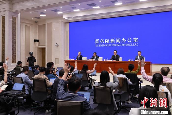 4月17日，中国国务院新闻办公室在北京举行新闻发布会，国家发展改革委副主任刘苏社，副秘书长、国民经济综合司司长袁达，政策研究室主任金贤东解读宏观经济形势和政策，并答记者问。 <a target='_blank' href='/'>中新社</a>记者 杨可佳 摄