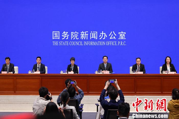 4月19日，中国国务院新闻办公室在北京举行新闻发布会，商务部副部长郭婷婷、商务部综合司司长杨涛、市场运行和消费促进司司长徐兴锋、对外贸易司司长李兴乾、外国投资管理司负责人吉小枫介绍2024年一季度商务运行及工作情况，并答记者问。 <a target='_blank' href='/'>中新社</a>记者 杨可佳 摄 