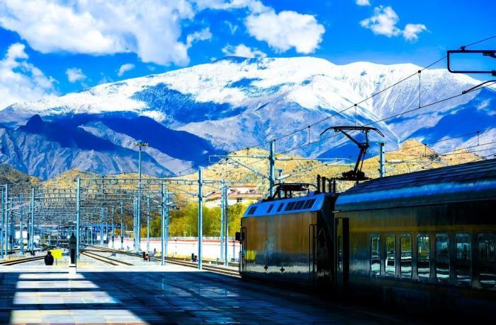 青藏铁路人历时一年记录“天路”四季美景