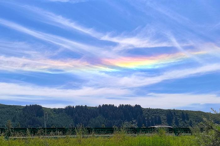 青海大通天空现“七彩祥云”奇观