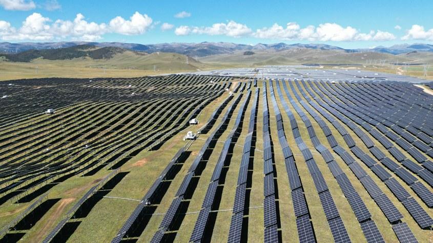 超4000米海拔光伏基地成牦?！疤炷徊吞?>
     <p>超4000米海拔光伏基地成牦牛“天幕餐厅”</p>
</a>
        </div>
    </div>
    <!--推荐图集end-->
    <div   id=