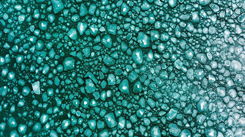 青海湖冰推景观吸引游客打卡拍照